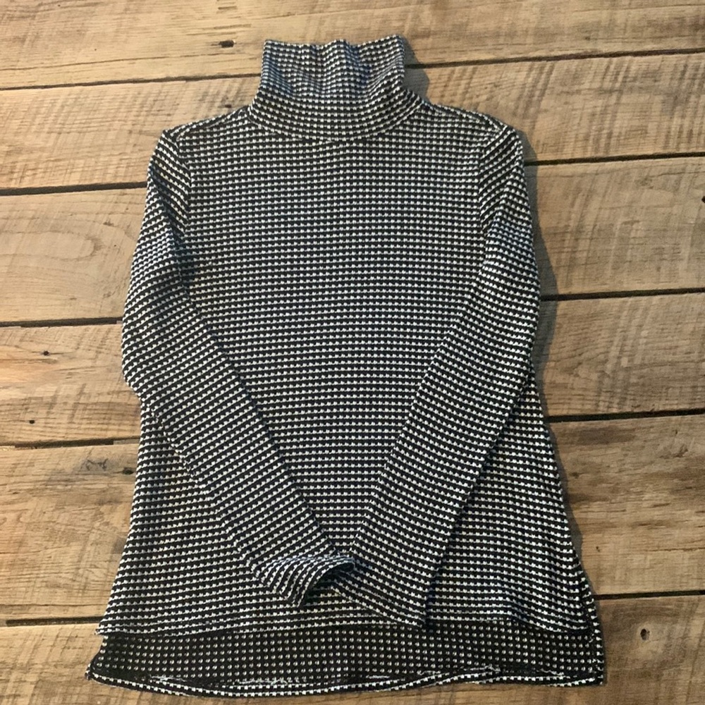 Womens size medium black and white pattern lightweight turtleneck sweater